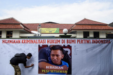 Supporters sign banners after the postponement of Pegi Setiawan's pretrial hearing at the Bandung District Court, West Java, on June 24, 2024. Judges postponed the initial hearing of the pretrial lawsuit filed by Pegi’s attorney for being named a suspect in the Vina Cirebon murder case due to the absence of a respondent from the West Java Police. 