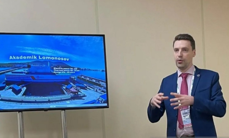 A representative of Russian state nuclear energy company Rosatom explains to Indonesian delegates about the country’s Akademik Lomonosov floating nuclear power plant on the sidelines of  ATOMEXPO 2024 exhibition in Sochi, Russia on March 26, 2024.