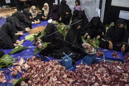 Students of the Laskar Langit Islamic boarding school in Margaluyu village, Tasikmalaya regency, West Java, wrap meat in teakwood leaves instead of plastic bags on June 17, 2024, before distributing them to the poor on the Islamic Day of Sacrifice.