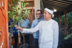 Former Purwakarta regent Dedi Mulyadi (right) gestures during a meeting with former Bogor mayor Bima Arya (center) at the former's house in Subang, West Java, on July 3.