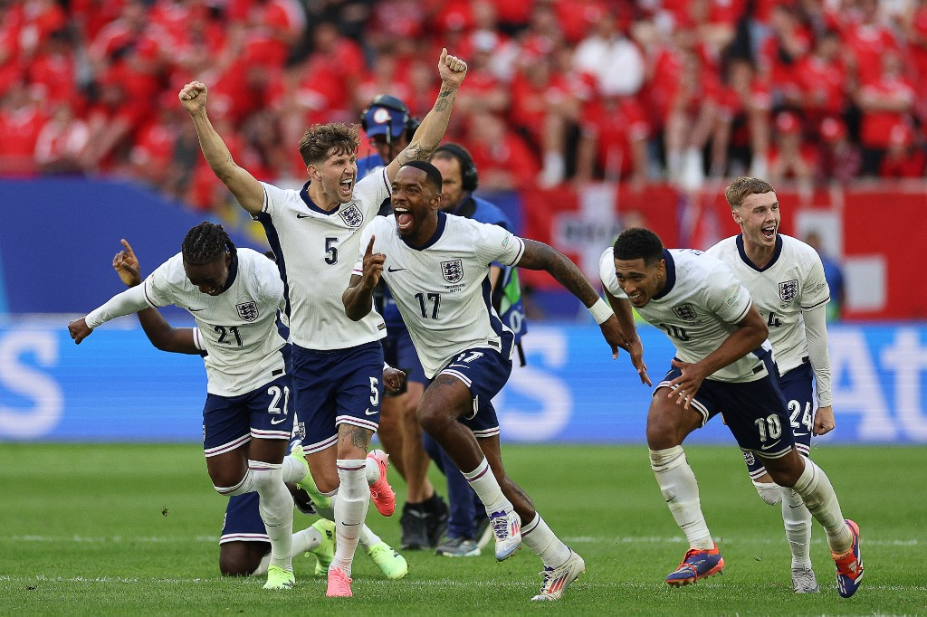 (Frm left) England's forward #21 Eberechi Eze, England's defender #05 John Stones, England's forward #17 Ivan Toney, England's midfielder #10 Jude Bellingham and England's midfielder #24 Cole Palmer celebrate at the end of the penalty shootout as they win the UEFA Euro 2024 quarter-final football match between England and Switzerland at the Duesseldorf Arena in Duesseldorf on July 6, 2024. 