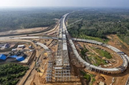 Major link: Construction is underway on July 2, 2024 on section 3 of the Bayung Lencir-Tempino Toll Road in Sebapo, Muaro Jambi regency, Jambi. Part of the Trans-Sumatra Toll Road, the project is expected to be completed in August.