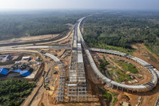 Major link: Construction is underway on July 2, 2024, on section 3 of the Bayung Lencir-Tempino Toll Road in Sebapo, Muaro Jambi regency, Jambi. 