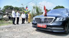 Jokowi's entourage stops due to bumpy road in Lampung