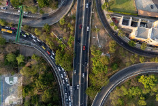 This aerial photograph taken on April 25, 2024 shows people playing basketball as evening rush-hour traffic drives past a pocket park in Bangkok. Between crumbling concrete blocks and sweeping tarmac highways slivers of verdant “pocket parks“ are sprouting in Thailand's capital Bangkok.