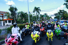2 Pertamina Enduro VR46 riders parade with Bali Motorcycle Club