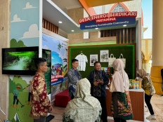 In Photo: Villages, Disadvantaged Regions and Transmigration Ministry Village Information Development Agency head Ivanovich Agusta expresses his appreciation for Pertamina's DEB program at the 25th Nusantara Effective Technology Showcase in Lombok, which took place from July 14 to 17.