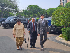 Bintianingsih Miderawati Djiwandono (left), Soedradjad Djiwandono (middle) walk with their son Budisatrio “Budi“ Djiwandono to attend the inauguration of Thomas Djiwandono as deputy finance minister at the Presidential Palace on July 18, 2024.
