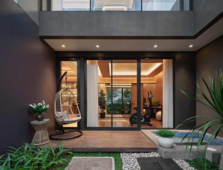 The Kanade Type 10 unit is equipped with a rear garden that is connected to the living room on the second floor.