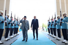 Defense Minister and president-elect Prabowo Subianto (center left), accompanied by Turkish President Recep Tayyip Erdoǧan (center right), salutes the military guard of honor on July 30, 2024, upon arriving at the Turkish Presidential Complex in Ankara.