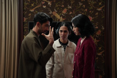 Dramatic rendition: Director and cowriter Angga Dwimas Sasongko (center) guides actors Reza Rahadian (left) and Laura Basuki in a scene from romantic drama ‘Heartbreak Motel', a film adaptation of the novel by Ika Natassa.