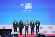 CEO of Invest Selangor Berhad Hasan Azhari Bin Hj. Idris (left), President of the Lao National Chamber of Commerce and Industry (LNCCI) and Chairman of the ASEAN Business Advisory Council Laos (ASEAN-BAC Laos) Oudet Souvannavong (second left), Chief Minister of Selangor Seri Amirudin Bin Shari (third left)), Minister of Investment, Trade and Industry Senator Tengku Datuk Seri Utama Zafrul Tengku Abdul Aziz (second right) and Selangor State Executive Councilor for Investment, Trade and Mobility Tuan Ng Sze Han pose for a photo.
