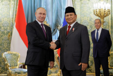 Russian President Vladimir Putin shakes hands with Indonesian President-elect Prabowo Subianto during a meeting at the Kremlin in Moscow, Russia July 31, 2024. 