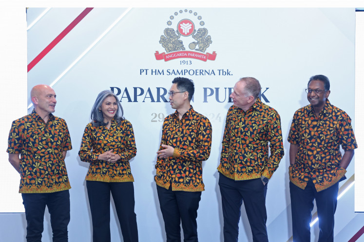 PT HM Sampoerna president director Ivan Cahyadi (center), accompanied by the director of external affairs, Elvira Lianita (second left), finance director Sergio Colarusso (second right), smoke-free product marketing director Andre Dahan (left) and director of strategy & program delivery Sharmen Karthigasu are seen in conversation after a public briefing in Jakarta in July 2024.