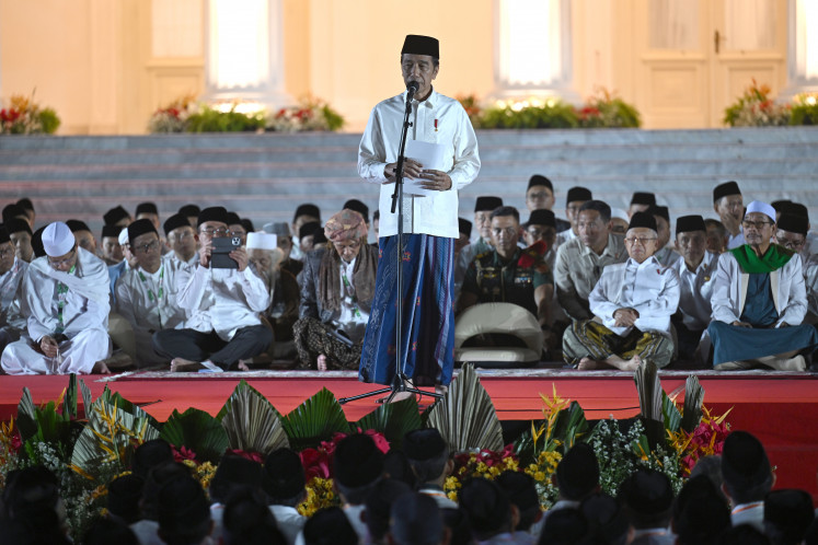 President Joko Widodo (center) attends a national dhikr and prayer event held at the Merdeka Palace in Jakarta on August 1, 2024.