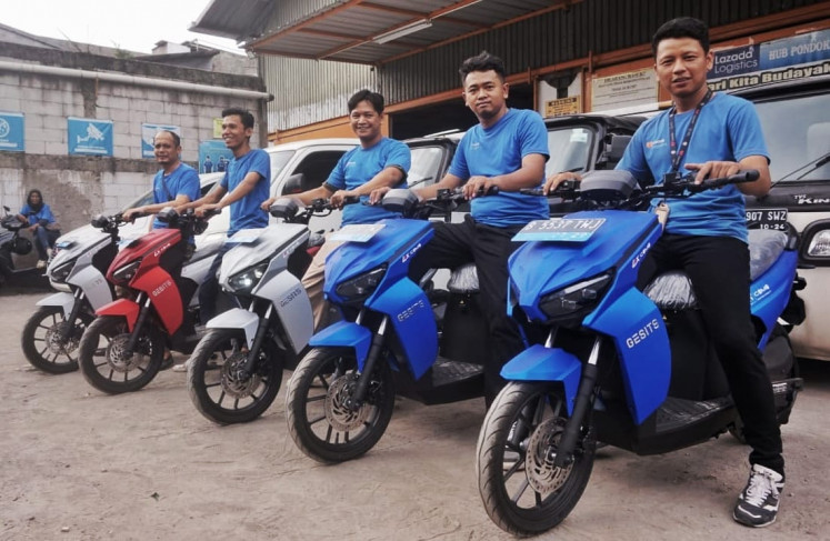 The introduction of electric motorcycles to the fleet of Lazada Logistics Indonesia is part of Contigo Mobility’s newly announced partnership, which also includes the conversion of internal combustion engine (ICE) vehicle into electric vehicles and the installment of battery swapping stations at Lazada hubs.