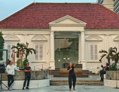 Artistic activism: Dolorosa Sinaga (second right) delivers a speech on July 19, 2024, at the opening of an exhibition at the National Gallery in Jakarta. Curator Alexander Supartono (left) and fellow sculptor Budi Santoso (second left) listened to the speech. 
