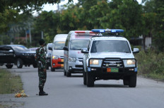 This picture taken on April 26, 2021 shows a motorcade transporting the body of General I Gusti Putu Danny Karya Nugraha, who headed Papua's intelligence agency, arriving in Jakarta for his official funeral after he was killed in restive Papua region during a gun battle between police and separatist rebels.  (AFP/Sevianto Pakiding).
Usage: 0