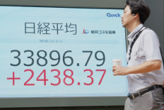 Asian stocks rise on easing tariff worries; dollar perks up