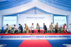 The groundbreaking ceremony for VinFast’s electric vehicle assembly plant on July 15, 2024 in Subang, West Java, saw the participation of several high-ranking officials and notable executives, including. Among them were Presidential Chief of Staff Moeldoko (center left), Vietnamese Ambassador to Indonesia Ta Van Thong (center right), VinFast Indonesia CEO Temmy Wiradjaja (second right) and Senior Advisor to the Vingroup Chairman Nguyen Duc Thanh (third right).