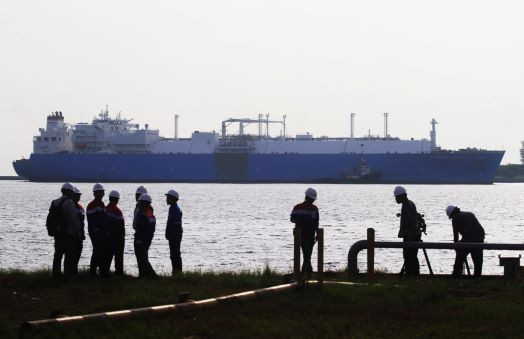 Workers at the Arun storage and regasification facility in Lhokseumawe, Aceh, prepare mooring equipment on Jan. 19, 2015, as liquefied natural gas (LNG) tanker Tangguh Towuti arrives offshore, carrying 119,000 cubic meters of the fossil fuel from Tangguh, West Papua.