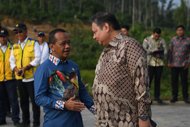 Investment Minister Bahlil Lahadalia (left) speaks with Coordinating Economic Minister Airlangga Hartarto on Aug. 12, 2024 during a ministerial visit to a lake in Nusantara, the nation&rsquo;s future capital under construction in East Kalimantan.