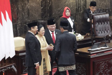 President Joko “Jokowi“ Widodo (front, right), talks with People's Consultative Assembly (MPR) Speaker Bambang Soesatyo (left), House of Representatives Speaker Puan Maharani (second left) and Regional Representative Council (DPD) Speaker La Nyalla Mahmud Mattalitti (second right) after the State of the Nation Address during the annual MPR plenary session at the Senayan legislative complex in Jakarta on Aug. 16, 2024.