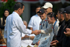 Gold medalist in the men's sport speed climbing at the 2024 Olympic Games in Paris Veddriq Leonardo (center), gold medalist in the men's 73 kilogram weightlifting event Rizki Juniansyah (fourth right) and bronze medalist in the women's singles badminton Gregoria Mariska Tunjung (third right) receive their awards during a ceremony hosted by President Joko “Jokowi“ Widodo (left) at the State Palace in Jakarta on Aug. 15, 2024.