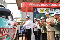 Agriculure Minister Andi Amran Sulaiman fills B50 biodiesel fuel into a road-test vehicle during a softlaunch ceremony marking the use of B50 at PT Jhonlin Agro Raya biodiesel factory in Batulicin, Tanah Bumbu regency, South Kalimantan, on Aug. 18, 2024. Amran said that the B50 trial represented a key step toward achieving national food sufficiency and energy independence.