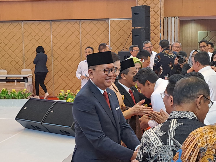 Investment Minister Rosan Roeslani greets guests following the handover ceremony at the Investment Ministry in Jakarta on Aug. 19, 2024.