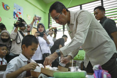 Acting Jakarta governor Heru Budi Hartono oversees the first trial of the free nutritious meals program on Aug. 19, 2024, at SDN Cideng 07 state elementary school in Gambir, Central Jakarta. 