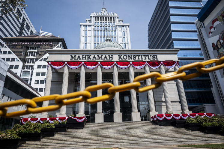 A safety chain secures the entrance of the Constitutional Court in Central Jakarta on Aug. 22, 2024. The Jakarta Metropolitan Police deployed 1,273 officers to protect the court that week during a series of pro-democracy demonstrations protesting the legislature’s apparent judicial overreach related to electoral rules.