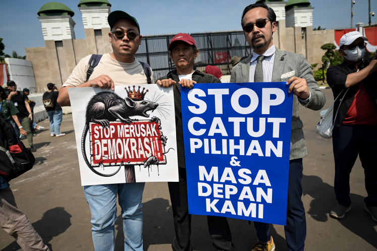 A number of protesters from various elements carry posters while conveying their aspirations in front of the Parliament complex, on the side of Jalan S. Parman, Senayan, Jakarta, on Thursday, August 22, 2024. The action is a form of rejection of the revision of the Regional Head Election Law (Pilkada Law) which is considered a threat to democracy. 