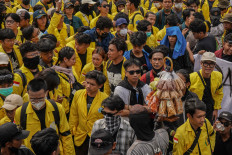 Street vendors, ‘ojol’ drivers run business as usual amid protests in Jakarta