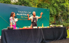 Australian chef Brent Draper (right) prepares for a steak cooking demonstration on June 22, 2024, during an event held by the Australian Embassy in Jakarta. Draper won MasterChef Australia season 15 in 2023.