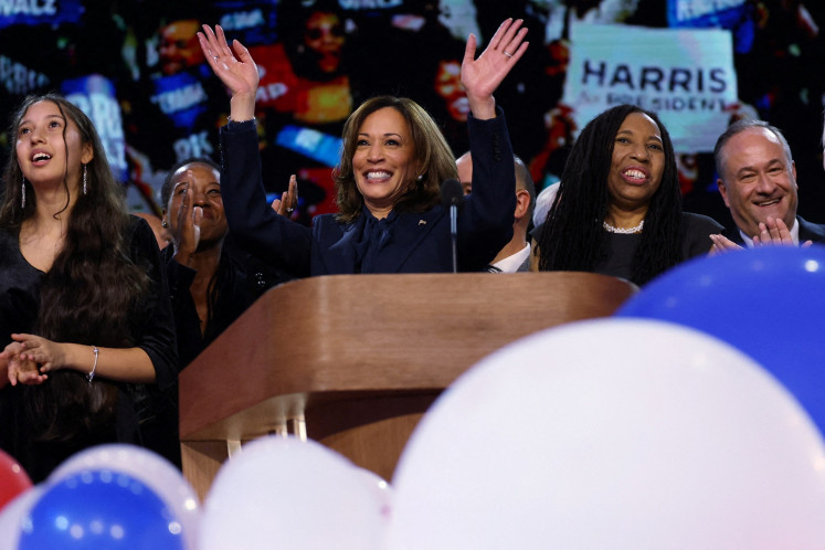 Calon presiden dari Partai Demokrat dan Wakil Presiden AS Kamala Harris melambaikan tangan dari panggung pada hari keempat Konvensi Nasional Demokrat (DNC) di United Center di Chicago, Illinois, Amerika Serikat, pada 22 Agustus 2024.