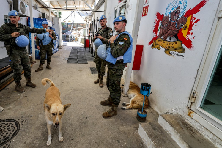 Anjing-anjing terlihat di dekat pasukan penjaga perdamaian Kontingen Spanyol di barak Pasukan Sementara Perserikatan Bangsa-Bangsa di Lebanon (UNIFIL) dekat Khiam di Lebanon selatan pada 23 Agustus 2024. Beberapa anggota Helm Biru terluka dalam baku tembak antara Israel dan gerakan Hizbullah Lebanon, yang juga mengakibatkan puluhan warga sipil Lebanon tewas akibat perang antara Israel dan militan Palestina di Gaza.