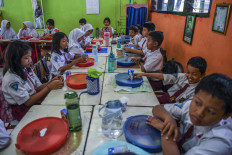 Students eat lunch on Aug. 5, 2024. during the trial of the free nutritious meals program at SDN 4 Tangerang state elementary school in Tangerang, Banten. The newly established National Nutrition Agency will oversee the implementation of the program, one of president-elect Prabowo Subianto's campaign promises during the 2024 presidential election.