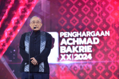 Jusuf Wanandi receives Achmad Bakrie Award