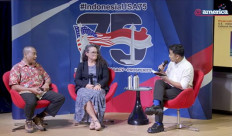 Moderator Iqbal Himawan (right) talks to speakers Stanov Purnowibowo from the National Research and Innovation Agency (BRIN) (right) and Jennifer McKinnon from East Carolina University, the United States, during a seminar on underwater heritage at @america cultural center in Jakarta on Aug. 20, 2024, as seen in this video capture from @america's YouTube account. The seminar was held to commemorate the 75th anniversary of diplomatic relations between the US and Indonesia.