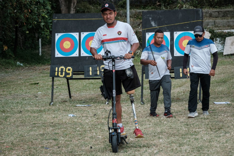 Pemanah para Indonesia Ken Swagumilang kembali dari sasaran di pemusatan latihan tim nasional menjelang Paralimpiade Paris 2024 di Balai Besar Rehabilitasi Sosial Penyandang Disabilitas Fisik (BBRSPDF) di Surakarta, Jawa Tengah pada 30 Juli 2024.