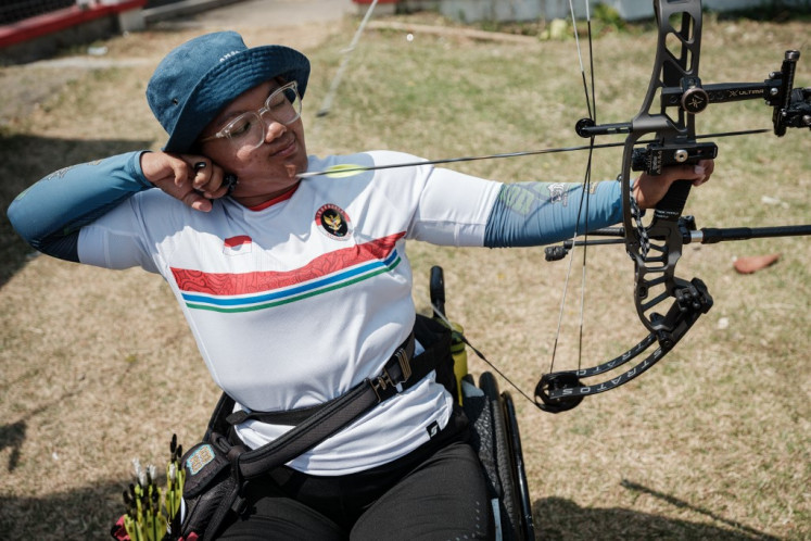 Pemanah para Indonesia Teodora Audi Atudia melepaskan anak panah di pemusatan latihan tim nasional menjelang Paralimpiade Paris 2024 di Balai Besar Rehabilitasi Sosial Penyandang Disabilitas Fisik (BBRSPDF) Surakarta, Jawa Tengah pada 30 Juli 2024.