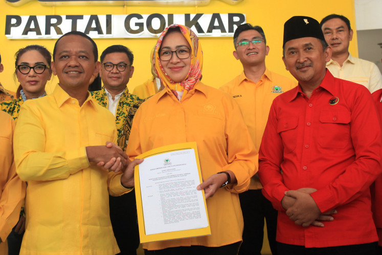 Chairman of the Golkar Party Bahlil Lahadalia (second left) submits the B1-KWK form to prospective Banten Governor candidate Airin Rachmi Diany (center) and prospective Deputy Governor of Banten Ade Sumardi (second right) at the Golkar Party DPP Office, Jakarta, Tuesday, August 27, 2024. The Golkar Party officially shifted its support for Airin Rachmi Diany-Ade Sumardi in the 2024 Banten gubernatorial election and canceled the nomination of Andra Soni-Dimyati Natakusumah as a candidate for governor and deputy governor of Banten. 