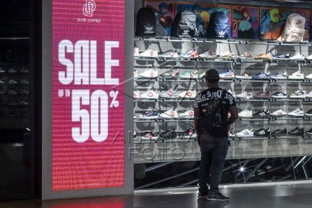 Window shopping: A visitor takes a look at shoes on display in the Grand Indonesia shopping mall on Aug. 29, 2024.