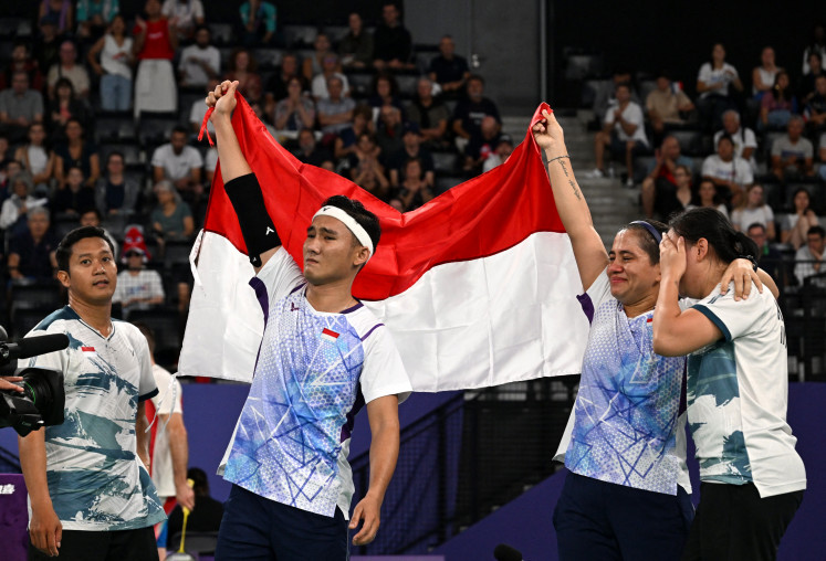 Ramdani Hikmat and teammate Leani Ratri of Indonesia celebrate after winning gold against Khalimatus Sadiyah and Fredy Setiawan of Indonesia  in the mixed doubles SL3-SU5 badminton final at the Paris Paralympics in France on September 2, 2024.