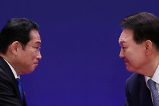 South Korean President Yoon Suk Yeol (right) shakes hands with Japanese Prime Minister Fumio Kishida during a joint press conference in Seoul, South Korea on May 27, 2024.