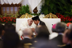 Pope Francis (left) and President Joko “Jokowi“ Widodo attend a meeting with Indonesian authorities, civil society and the diplomatic corps on Sept. 4, 2024, at the Merdeka Palace in Jakarta, during his apostolic visit to Asia. Pope Francis' grueling tour of the Asia-Pacific got into full swing on Sept. 4, with the 87-year-old appearing in good health and strong spirits as he met the Indonesian president.