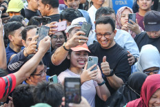 Anies could still sway Jakarta race from sidelines, survey finds