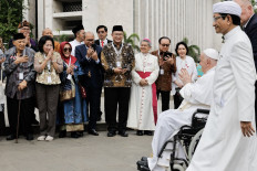 Pope Francis (third right) and Istiqlal Mosque grand imam Nasaruddin Umar (second right) arrive for a family photo with Indonesian religious and political figures following an interfaith meeting with religious leaders at Istiqlal Mosque in Jakarta on Sept. 5, 2024.