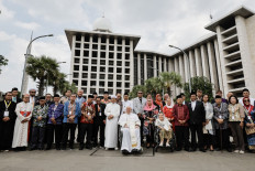 Pope Francis (center) and Istiqlal Mosque grand imam Nasaruddin Umar (center left) pose for a photo following a meeting with religious leaders at Istiqlal Mosque in Jakarta on Sept. 5, 2024.